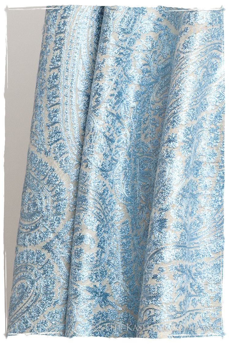 The Célébration Fabuleuse Bleu Clair Shawl