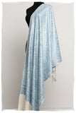 The Célébration Fabuleuse Bleu Clair Shawl