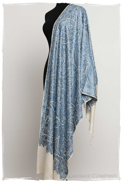 The Célébration Fabuleuse Bleu Marine Shawl