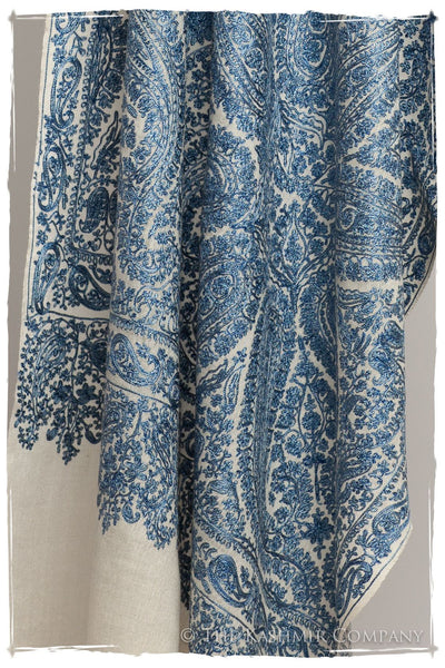 The Célébration Fabuleuse Bleu Marine Shawl