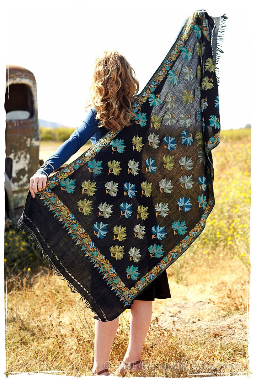 Les Nouvelles Feuilles Noir Shawl
