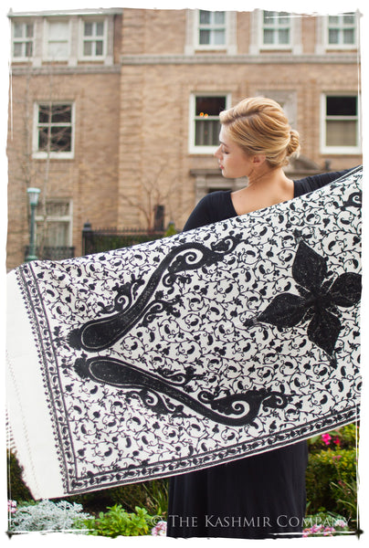 Soirée en Noir et Blanc Royale Paisley Shawl