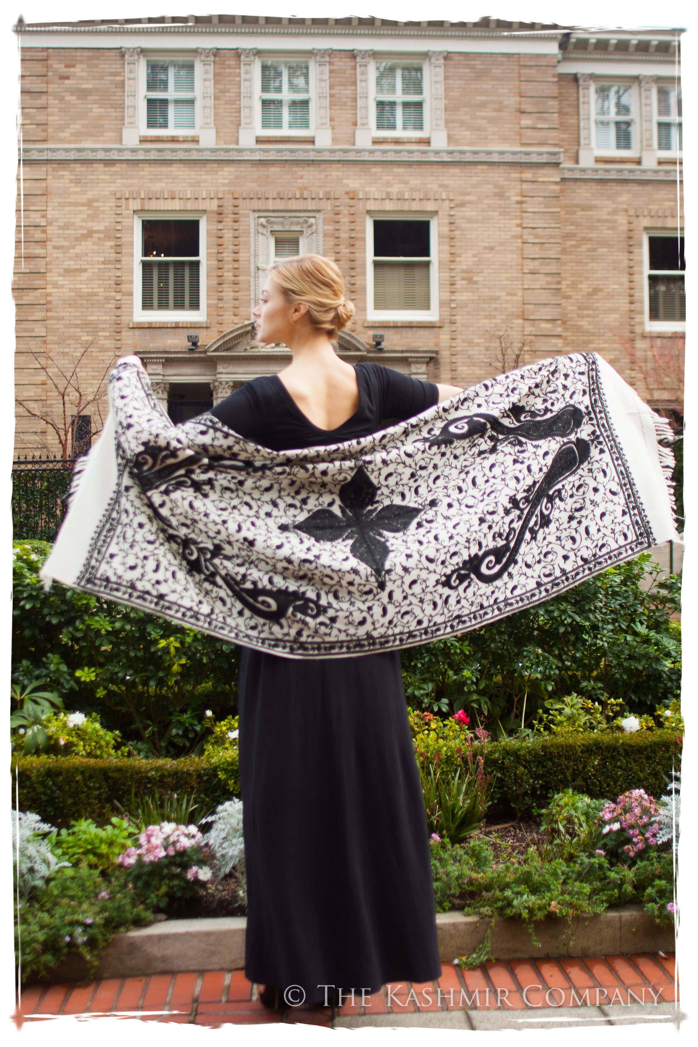 Soirée en Noir et Blanc Royale Paisley Shawl