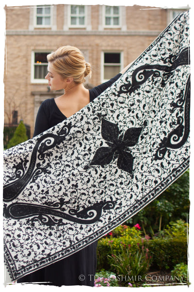 Soirée en Noir et Blanc Royale Paisley Shawl