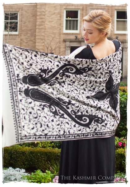 Soirée en Noir et Blanc Royale Paisley Shawl