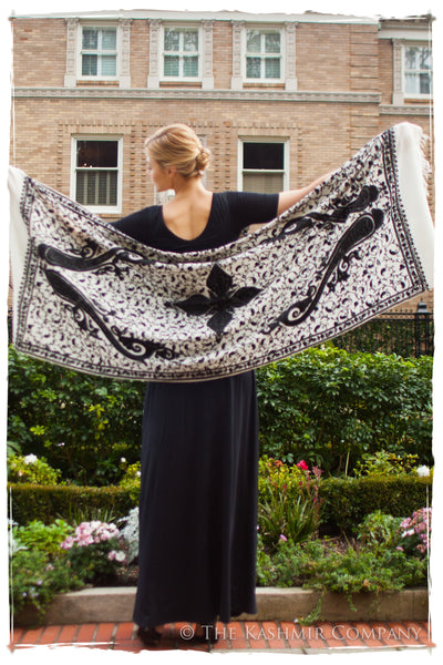 Soirée en Noir et Blanc Royale Paisley Shawl