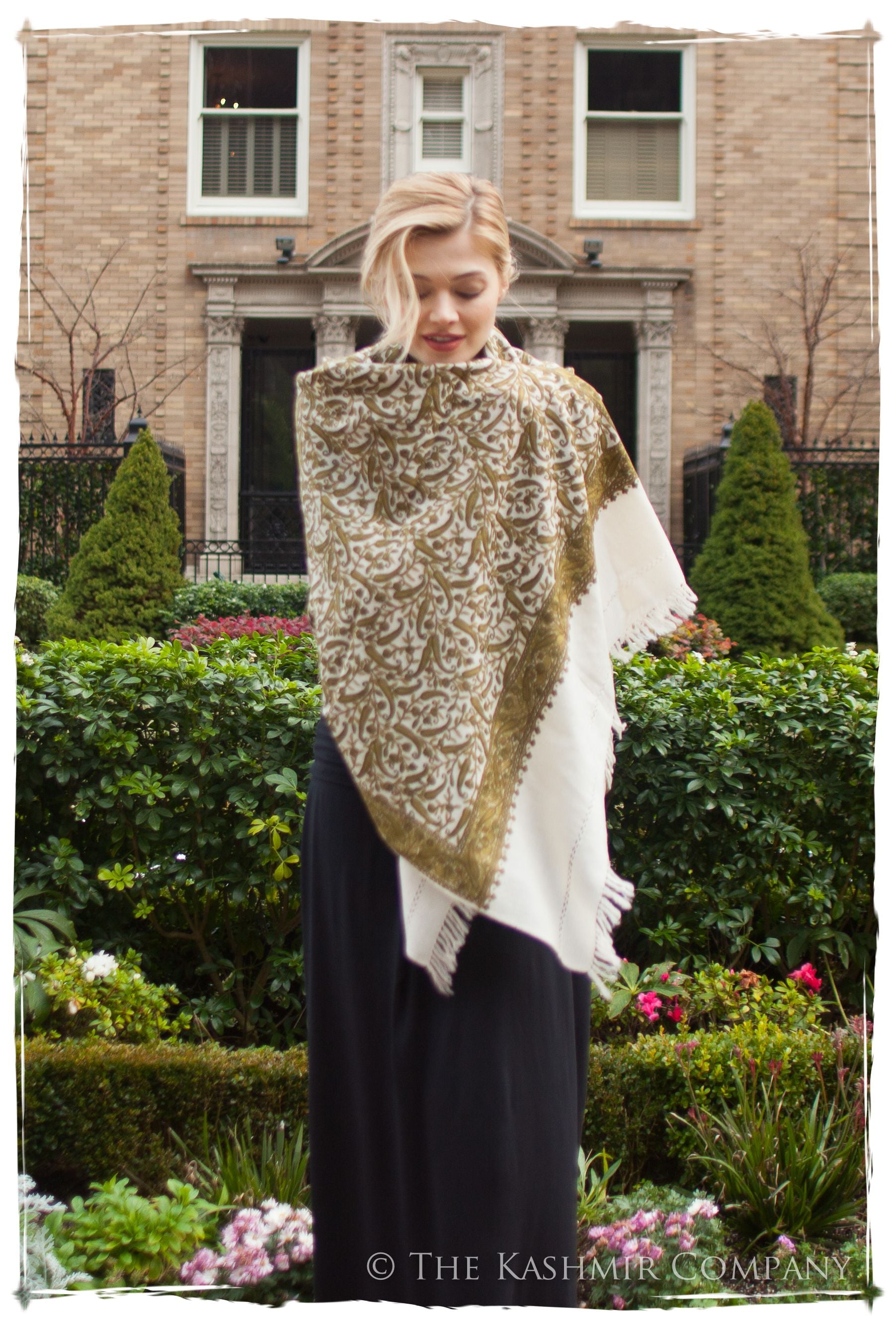Le Château de Genévrier Paisley Shawl