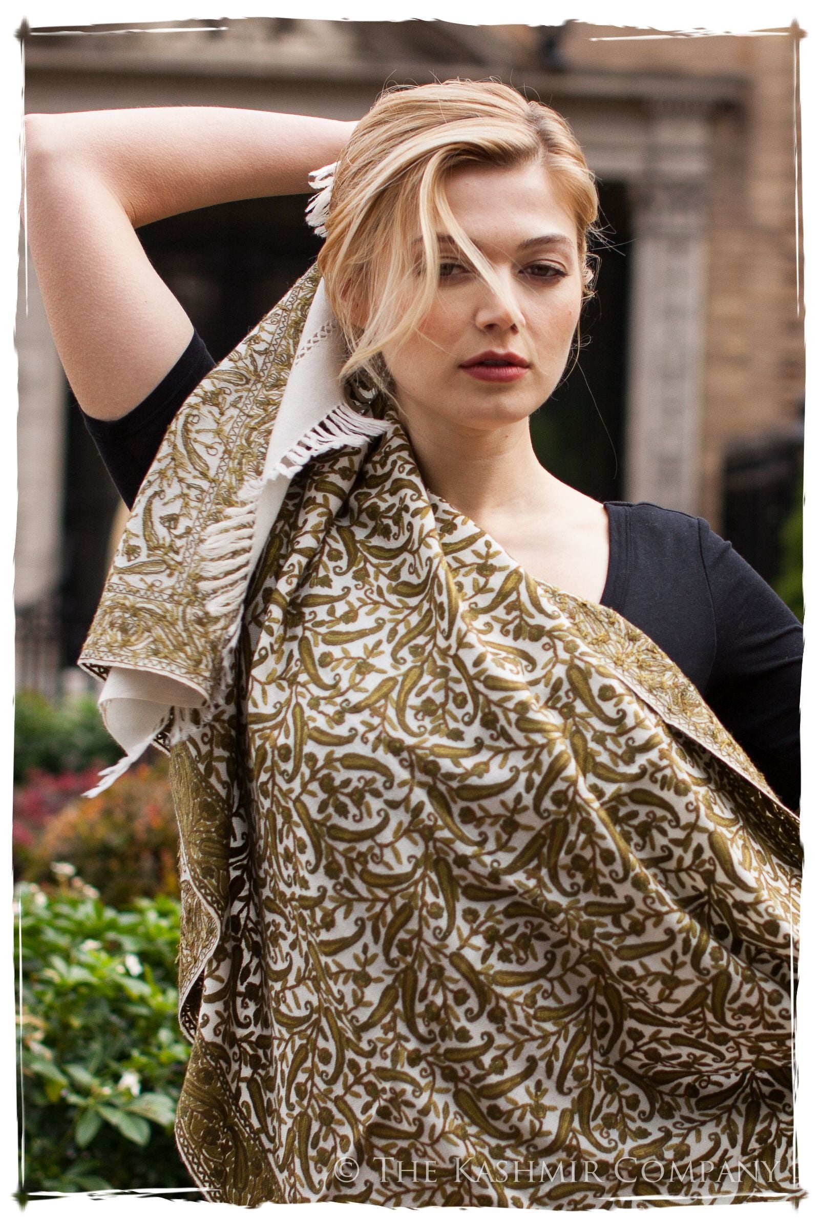 Le Château de Genévrier Paisley Shawl