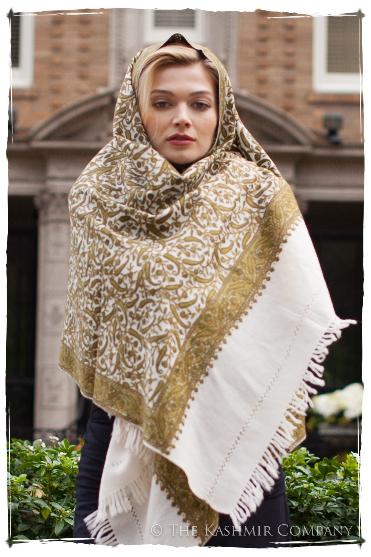 Le Château de Genévrier Paisley Shawl