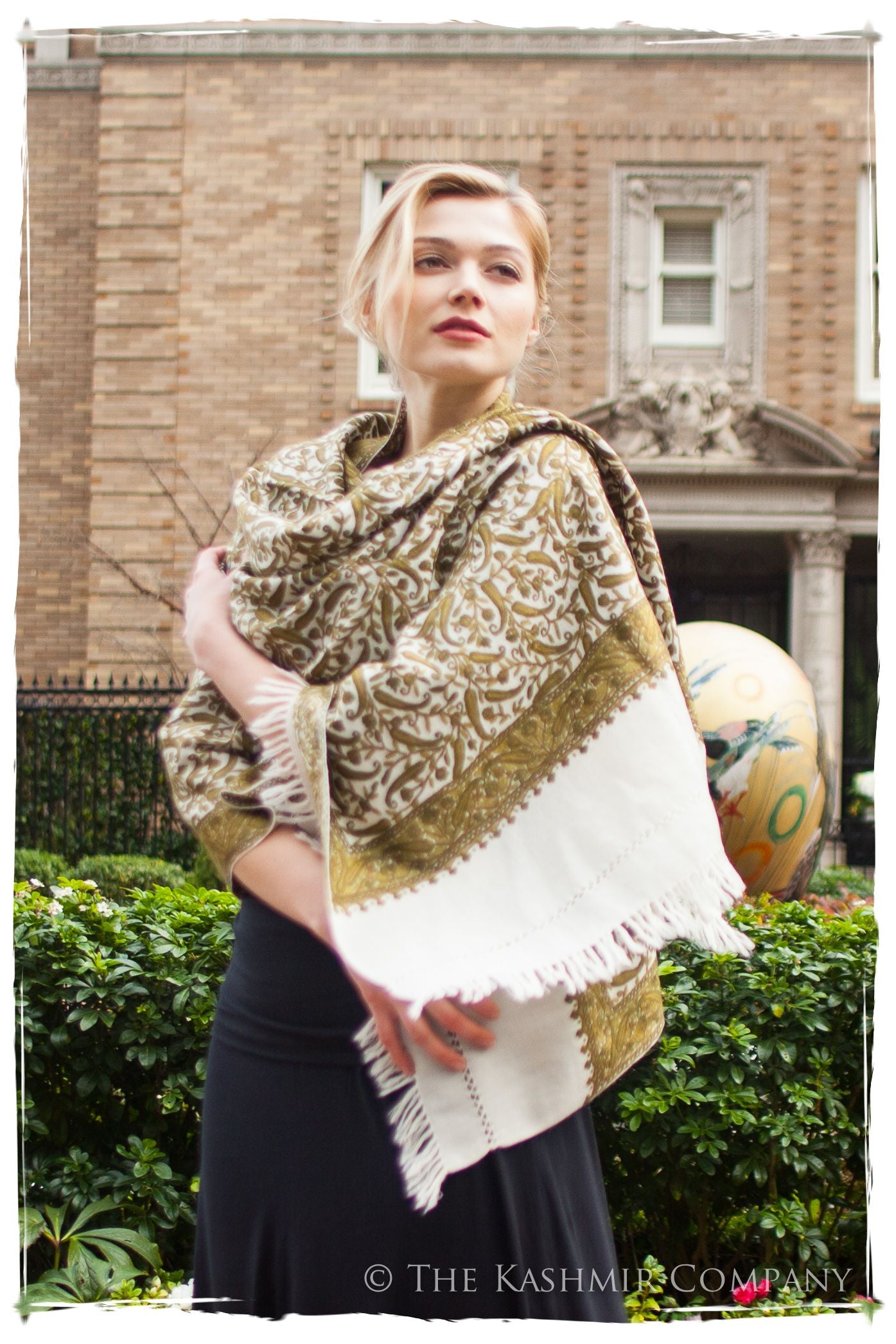Le Château de Genévrier Paisley Shawl