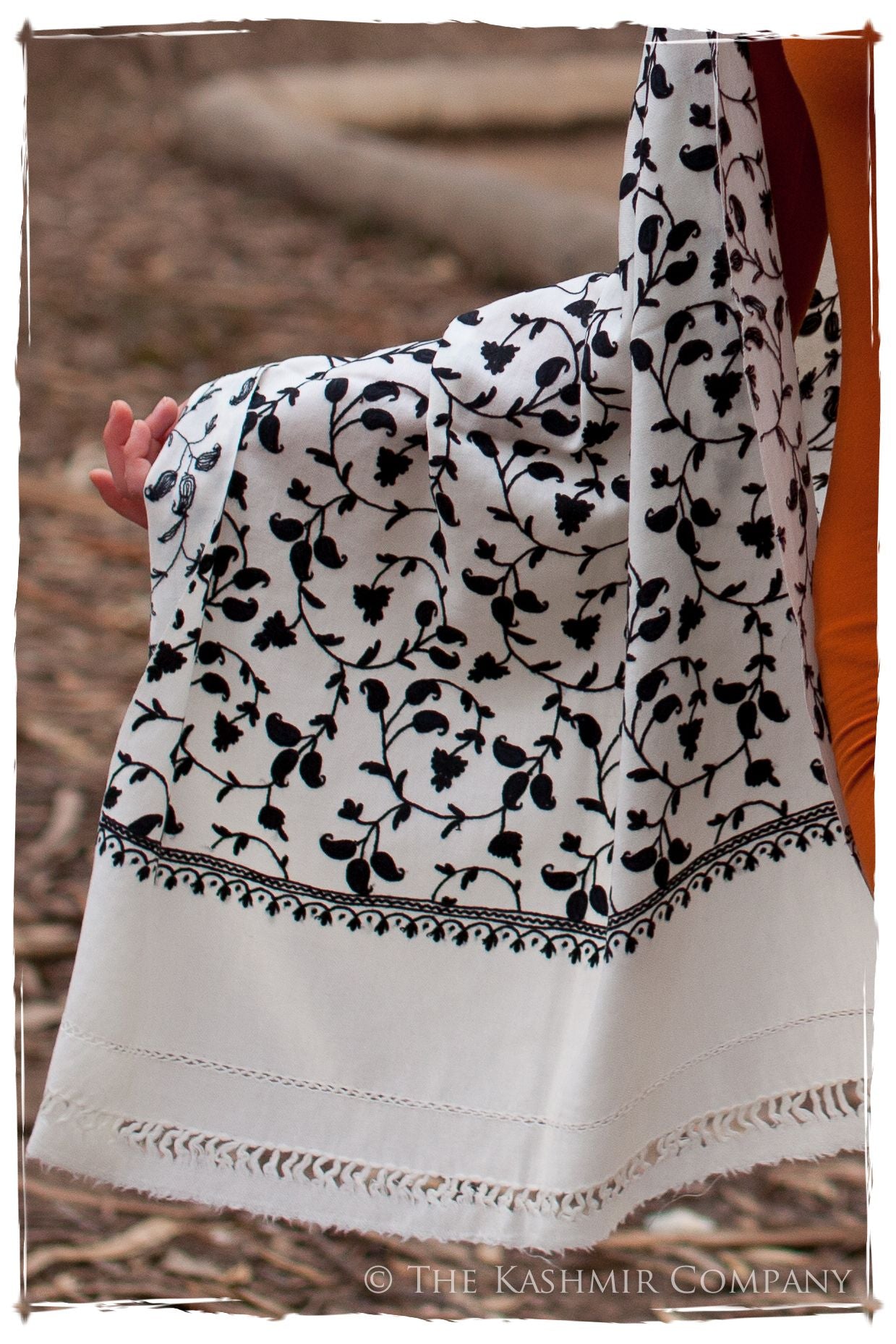 Ciel de Noir Ivoire Paisley Shawl