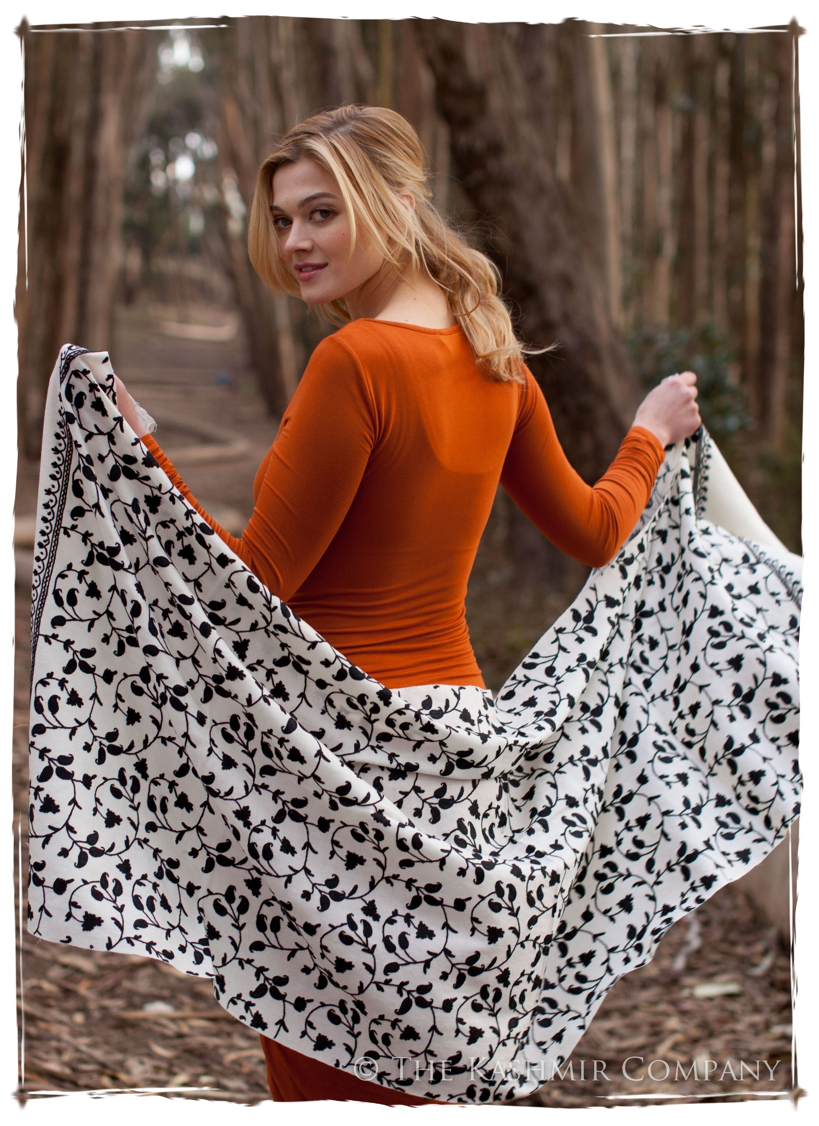 Ciel de Noir Ivoire Paisley Shawl
