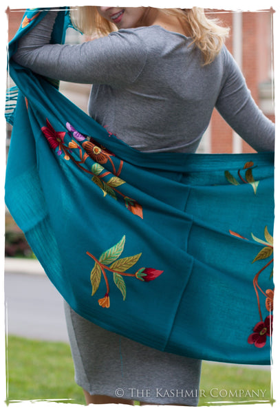 Je Ne Sais Quoi Jardin bleu fleurs Shawl